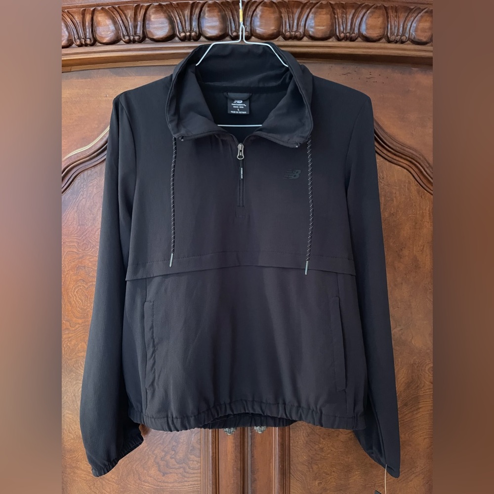 New Balance Windbreaker woman’s size Large. Black.